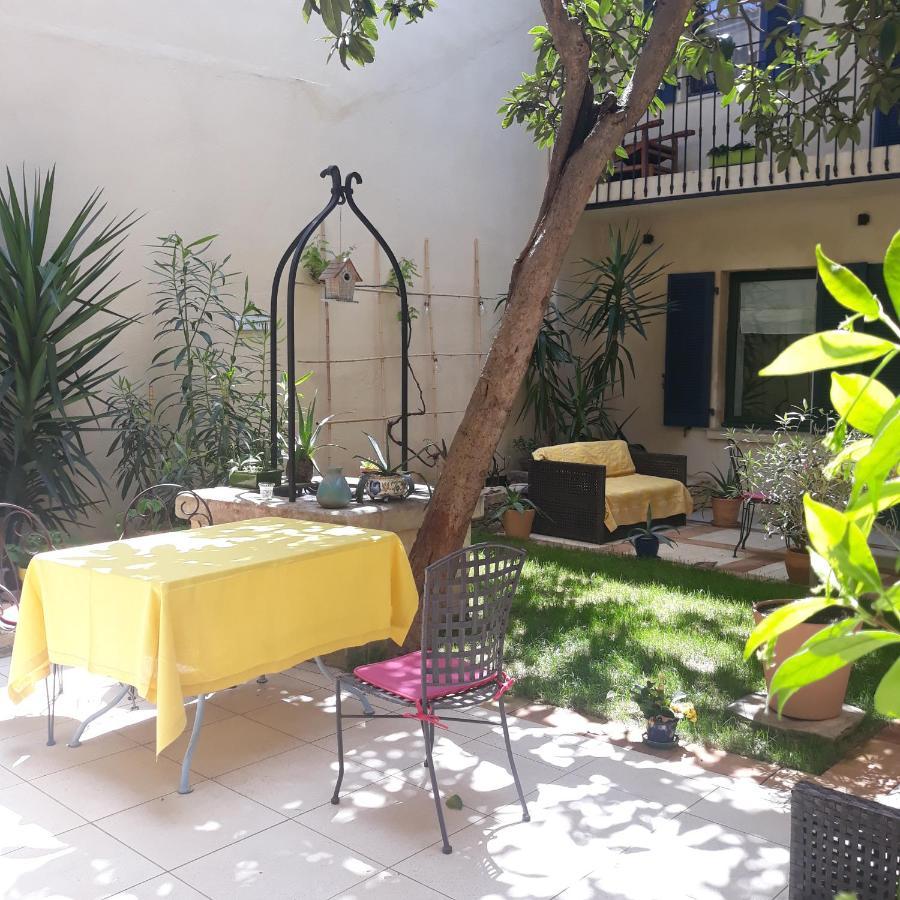 Sous Le Neflier Bed & Breakfast Nimes Exterior photo