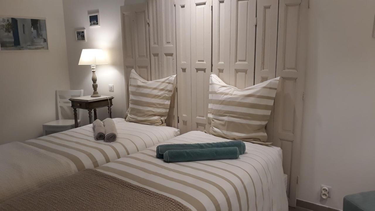 Sous Le Neflier Bed & Breakfast Nimes Exterior photo
